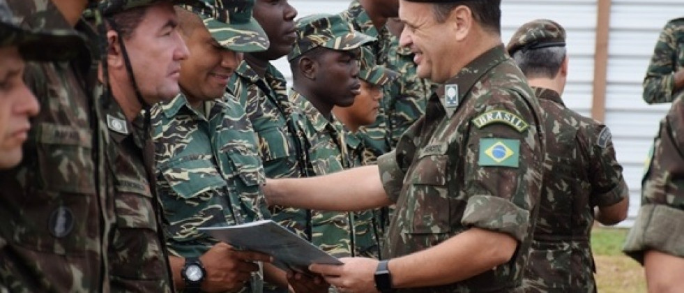 El general Fontoura de Melo, del Ejército de Brasil, en la entrega de certificados. Foto: Department of Public Information of Guyana.