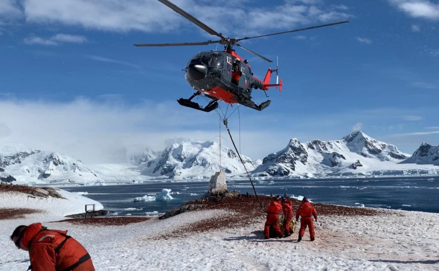 Helicóptero BO-105 CBS apoyando la reapertura de la Capitanía de Puerto Bahía Paraíso en la Antártica Foto: Armada de Chile