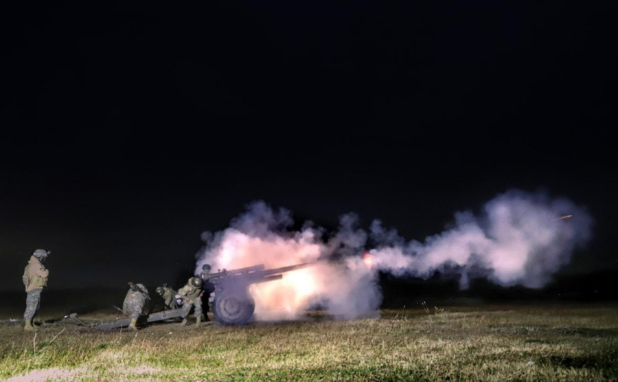 Disparo nocturno de obús M-101 de 105 mm. Foto: Ejército de Chile