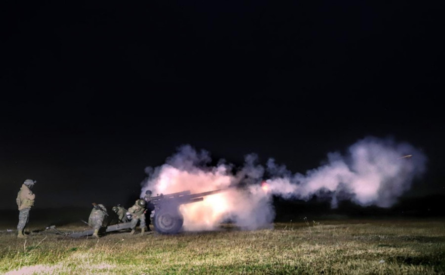 Disparo nocturno de obús M-101 de 105 mm. Foto: Ejército de Chile