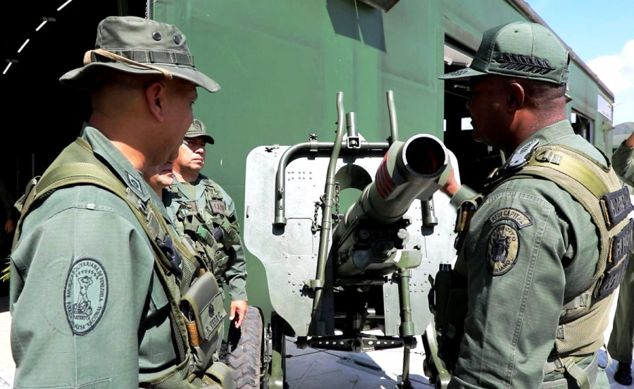 El comandante general del Ejército venezolano derecha inspecciona un obús M56 de 105 mm. Foto: Ejército de Venezuela.