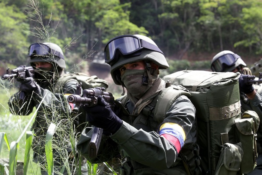 Efectivos del Ejército portando fusiles AK-103. Foto: Agencia Venezolana de Noticias
