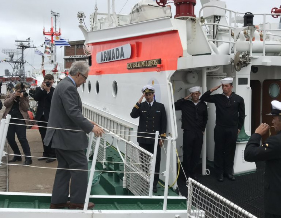 El Ministro de Defensa de Uruguay abordando una de las lanchas recibidas. Foto: Armada Nacional del Uruguay.