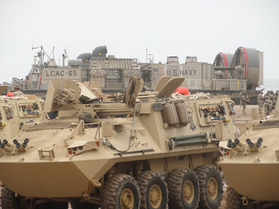 Blindados LAV-2 de la Infantería de Marina peruana y al fondo un hovercraft LCAC  de la US Navy. Foto: Peter WatsonInfodefensa.