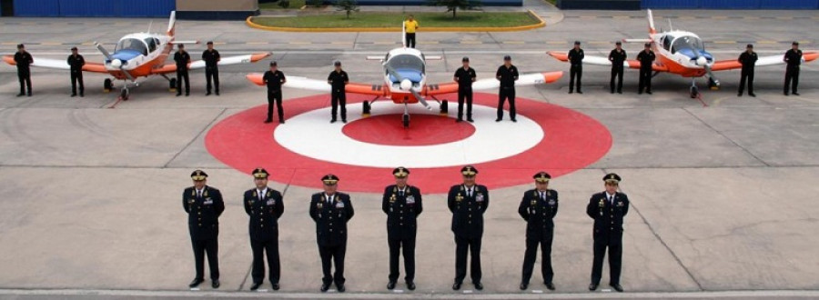 Las tres aeronaves CH-2000 entregadas a la FAP junto a autoridades militares y pilotos. Foto: Fuerza Aérea del Perú