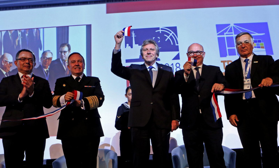 El ministro Alberto Espina realiza el tradicional corte de cinta que inaugura una nueva edición de Exponaval. Foto: Ministerio de Defensa