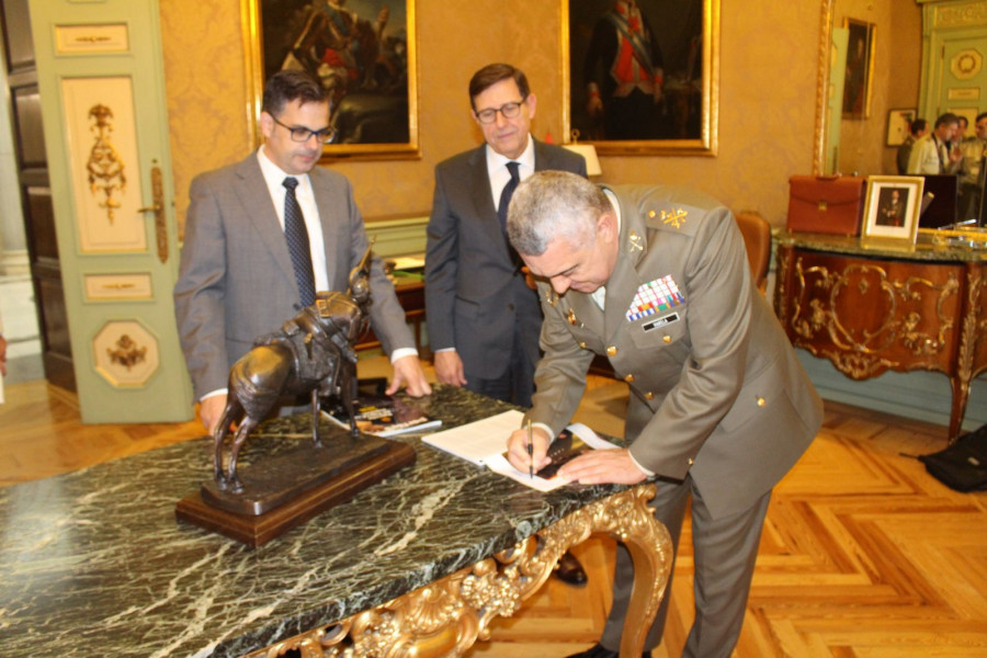 El JEME firmando un ejemplar de la nueva publicación ante Ángel Macho y Ginés Soriano. Foto: B. Carrasco  Infodefensa.com