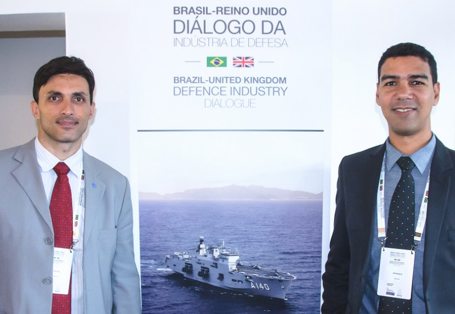 De izquierda a derecha, Rosa y Curz, de Babcock International Group en el evento Diálogo de la Industria de Defensa Brasil-RU.