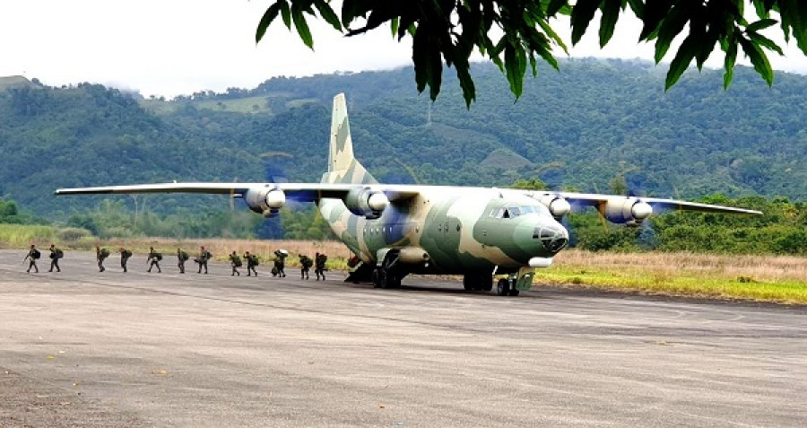 Paracaidistas desembarcando de un avión Y-8F200VV. Foto: Aviación Militar de Venezuela