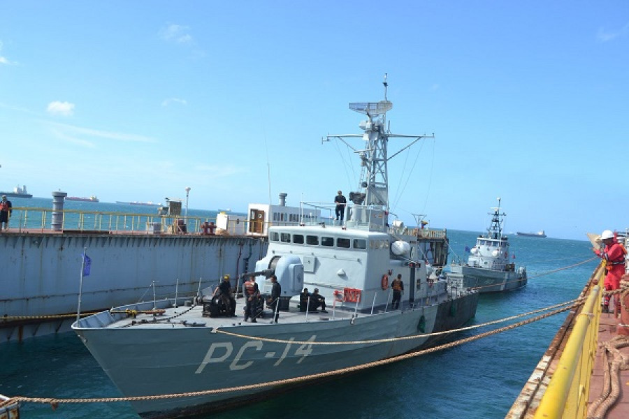 Los patrulleros Libertad PC-14 y Petrel PG-31 subiendo al dique flotante de Astinave. Foto: Armada de Venezuela.