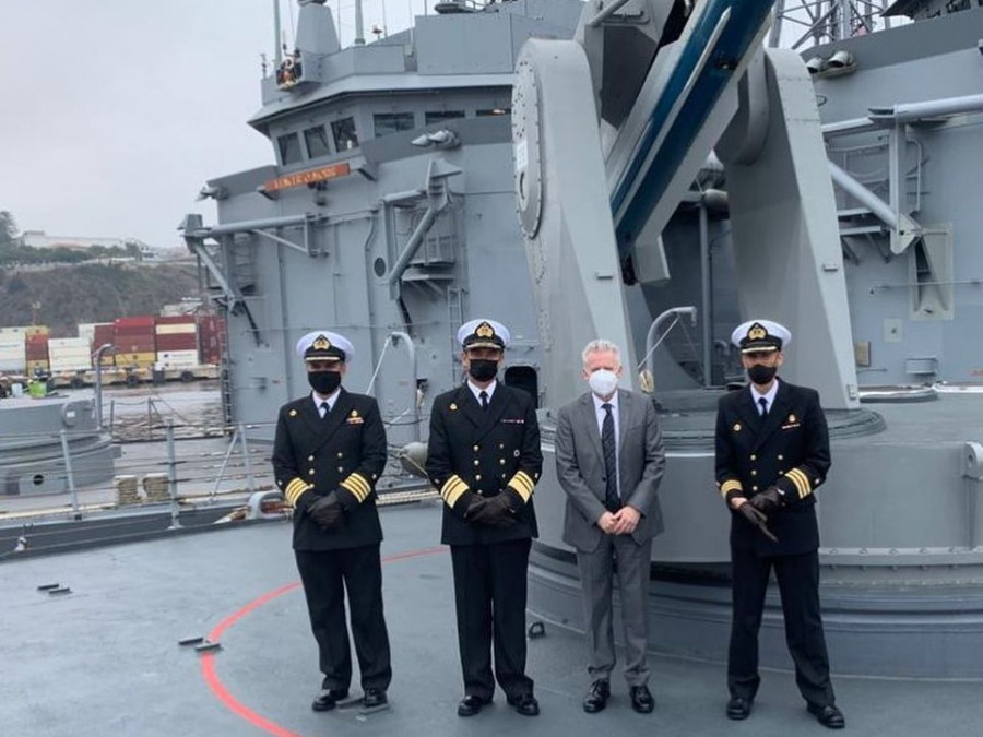 El diplomático en la fragata antiaérea FFG-14 Almirante Latorre. Foto: Twitter Embajada de Australia en Chile