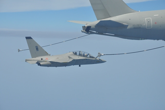 Tanquero KC-767A abasteciendo a un M-346. Foto: Fuerza Aérea Italiana