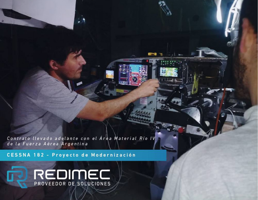 Personal de Redimec moderniza las aeronaves de la FAA. Foto: Redimec