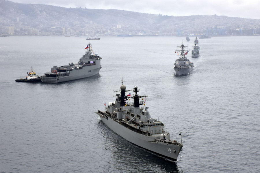 La fragata FF-19 Almirante Wiliams lideró la formación de las unidades participantes de la Revista Naval 2018. Foto: Armada de Chile