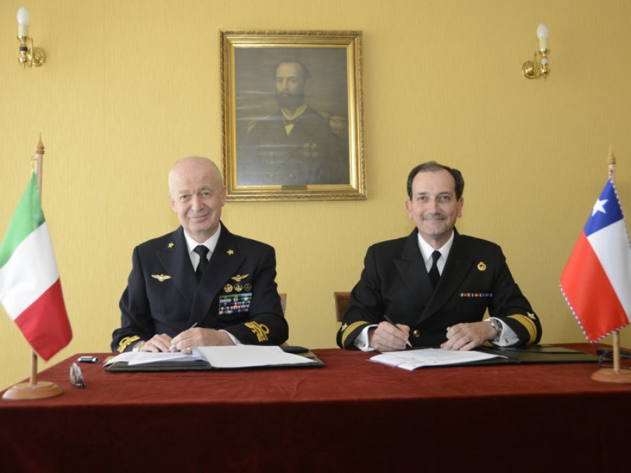 Firma de convención de cooperación entre las Armadas de Chile e Italia. Foto: Armada de Chile