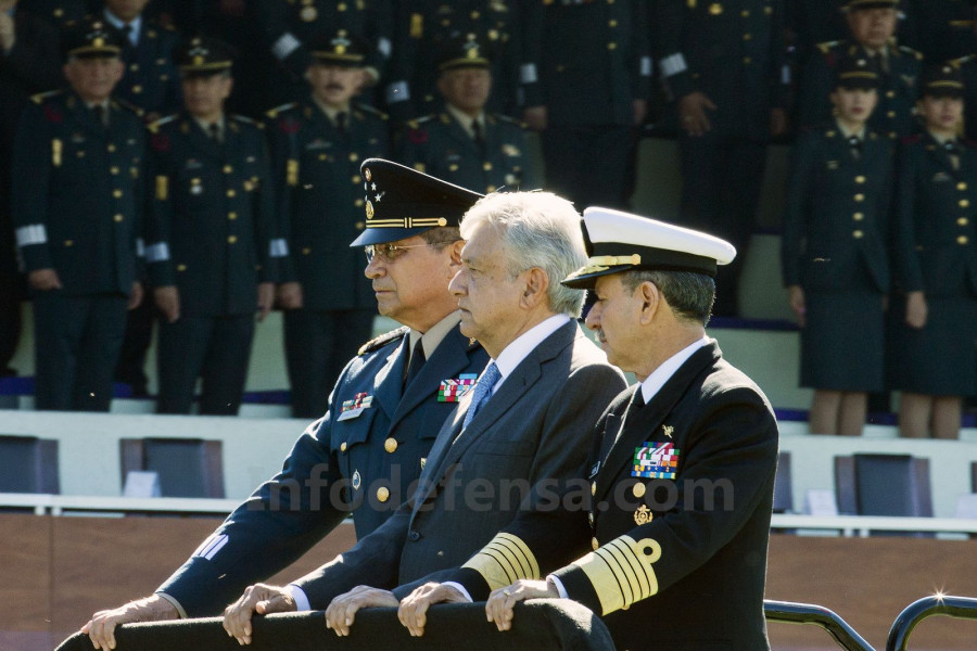 López Obrador pasó revista y entregó un mensaje de apoyo a los soldados y marinos mexicanos. Foto M. García