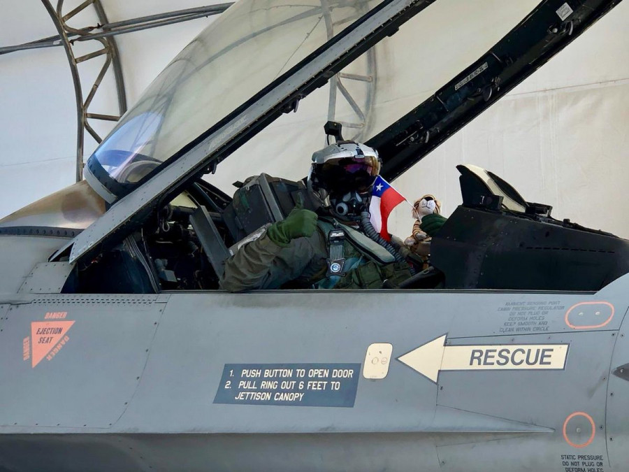 Piloto de F-16 de la FACh en su arribo a Chile. Foto: FACh