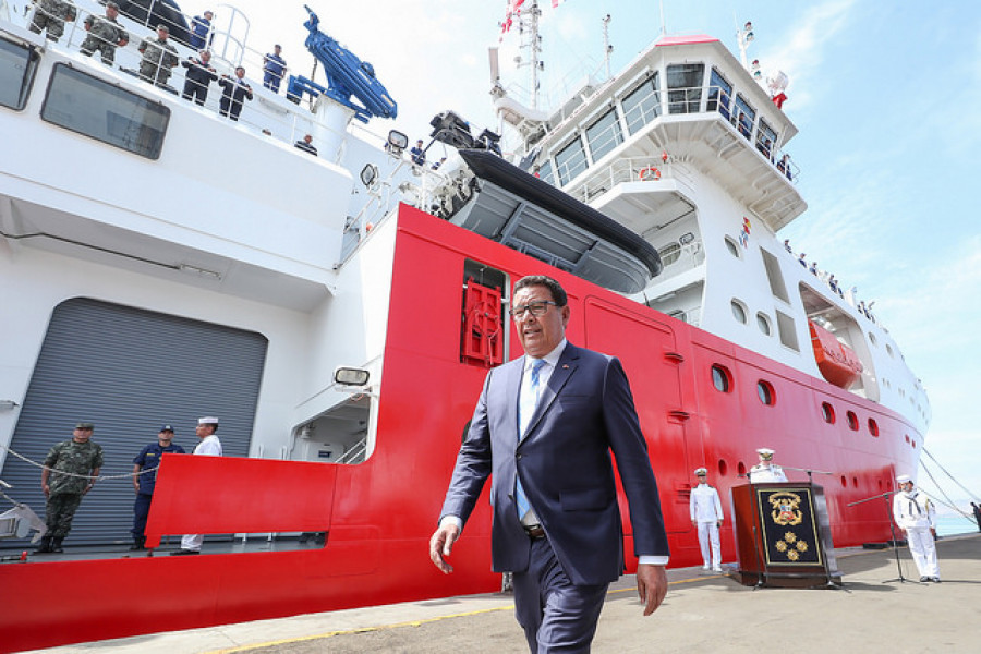 El ministro José Huerta en la reciente ceremonia de zarpe del BAP Carrasco hacia la Antártida. Foto: Ministerio de Defensa del Perú