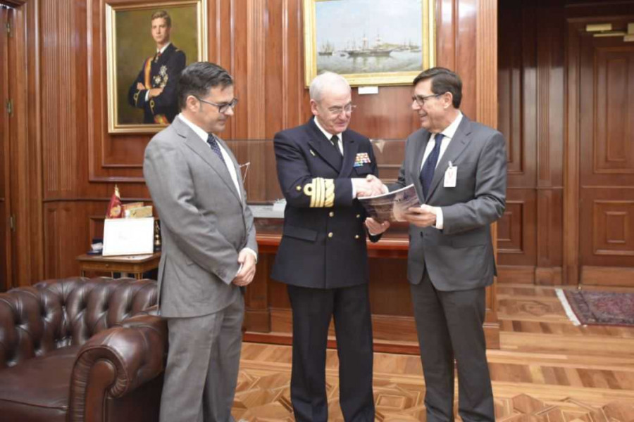 Entrega de la publicación La futura fragata de la Armada Española F-110 al AJEMA. Foto: Armada española