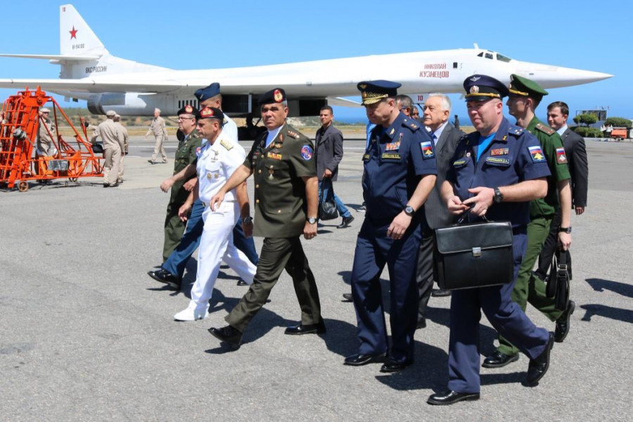 El ministro de la Defensa de Venezuela al centro recibiendo a las tripulaciones rusas. Foto: Ministerio del Poder Popular para la Defensa.
