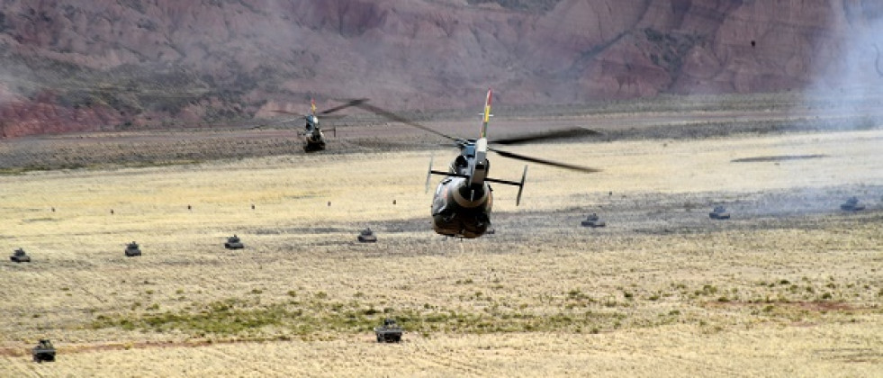 Helicóperos Harbin H425 del Ejército de Bolivia sobrevolando una formación mecanizada. Foto: Agencia Boliviana de Información.