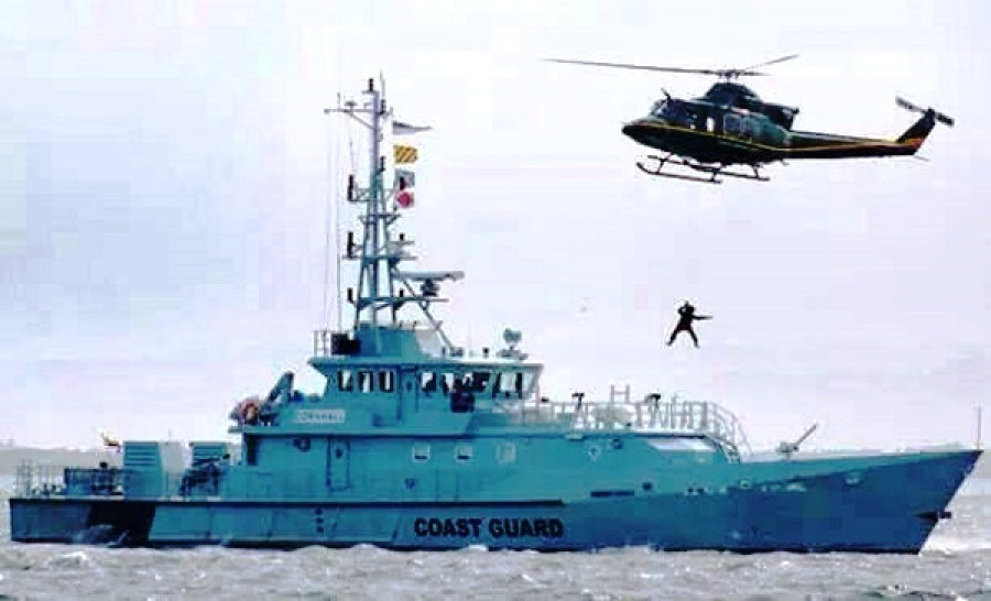 Patrullero tipo Stan Patrol 4207 y helicóptero Bell 412Ep en prácticas SAR. Foto: Jamaica Coast Guard.