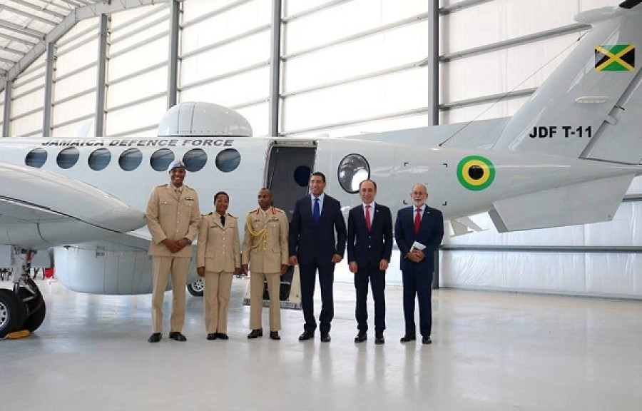 Autoridades civiles y militares frente al nuevo King Air 350ER. Foto: Jamaica Defence Force.