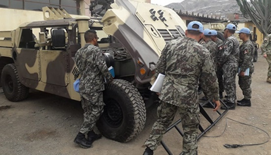 Personal militar en capacitación sobre el mantenimiento y operación de Humvee. Foto: Comando Conjunto de las Fuerzas Armadas del Perú.
