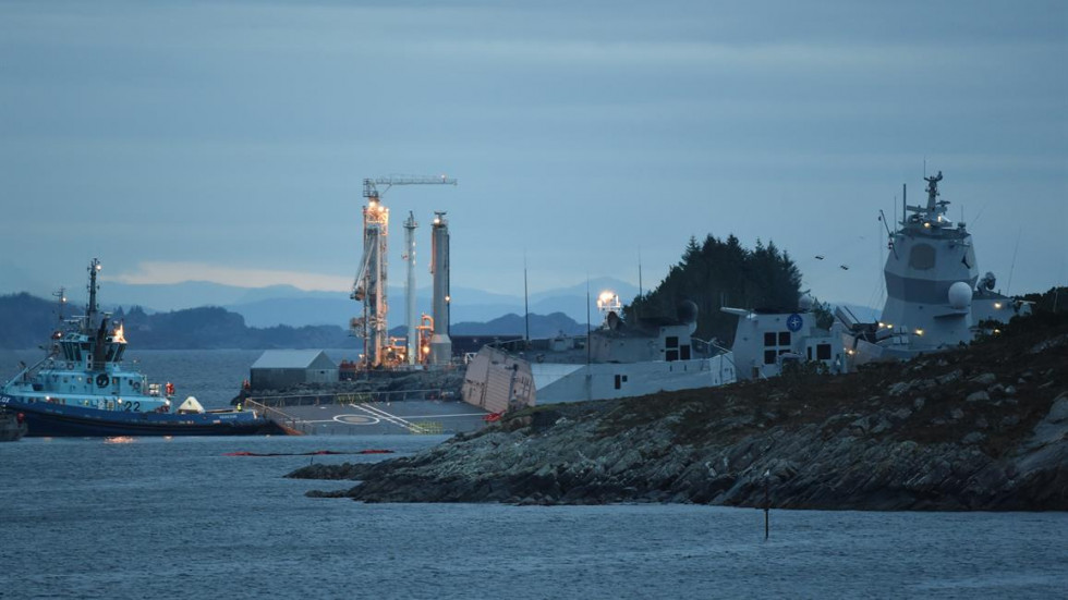 La fragata Helge Ingstad tras colisionar contra el petrolero Sola. Foto: Fuerzas Armadas noruegas