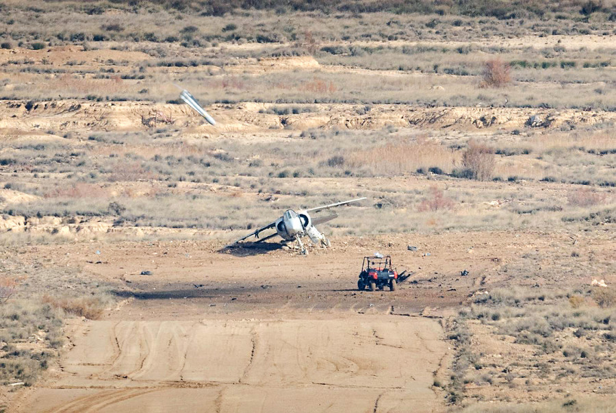 Un misil Maverick antes del impacto contra el blanco móvil. Foto: Ejército del Aire