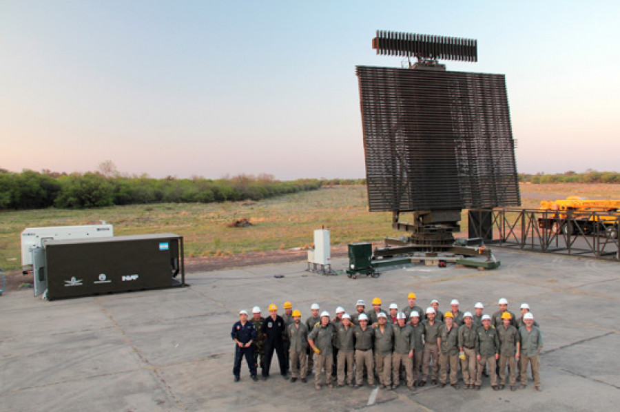 Trabajadores de Invap ante el Radar Primario Argentino RPA. Foto: Invap