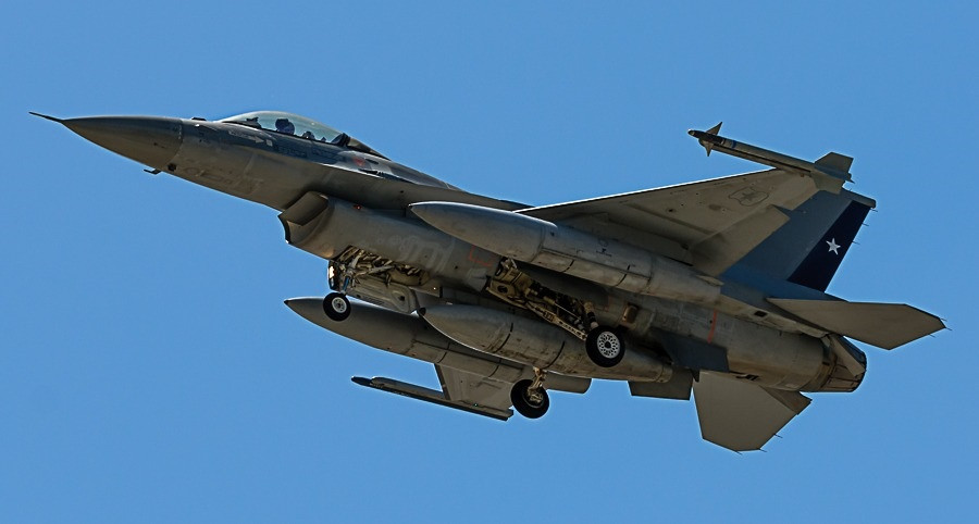 F-16 MLU del Grupo de Aviación N° 7 de la FACh aterrizando en Natal. Foto: Roberto Caiafa