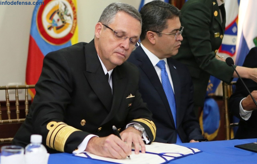 El vicealmirante Javier Díaz, en momentos de la firma. Foto. Infodefensa.com