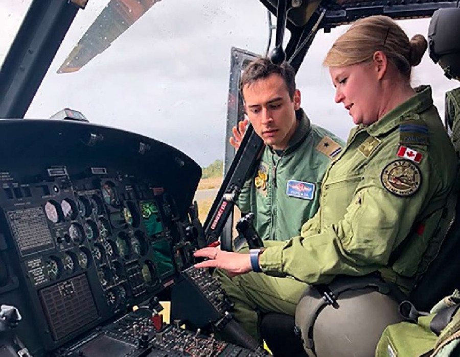 Pilotos de ambas Fuerzas Aéreas en un Bell 412 de la FACh. Foto: FACh