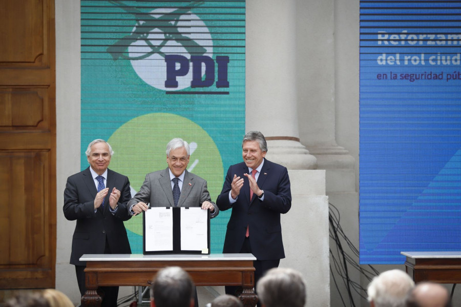 Chadwick, Piñera y Espina en la firma de los proyectos de ley. Foto: Ministerio del Interior.