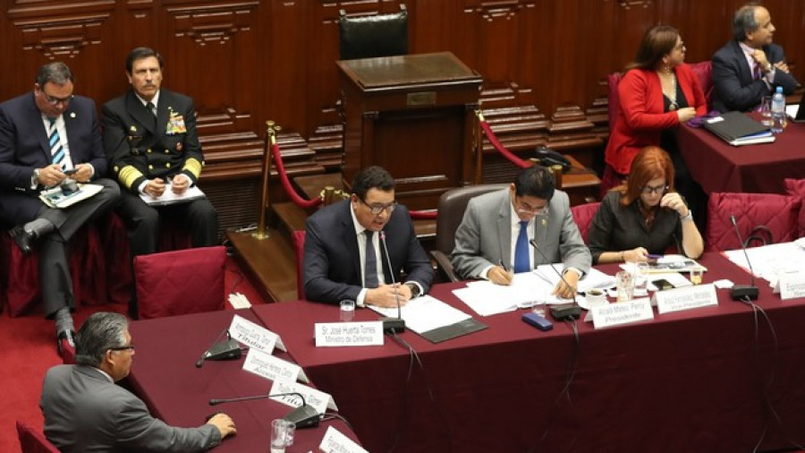 El ministro José Huerta sustenta su presupuesto 2019 en la Comisión de Presupuesto del Congreso. Foto: Ministerio de Defensa del Perú.