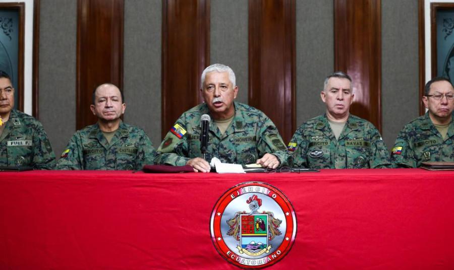 El general Roque Moreira, durante la rueda de prensa. Foto Ejército del Ecuador