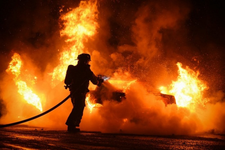 Bombero combate voraz incendio con traje protector. Foto: Providence Fire Plus.