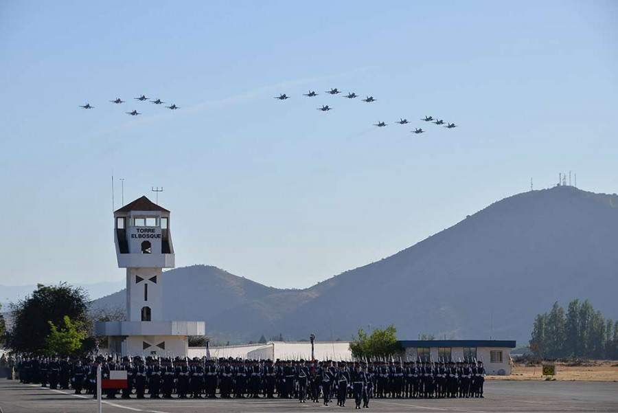 Aviones caza multirol F-16 Block 50 y MLU desfilaron en el cambio de mando. Foto: FACh.