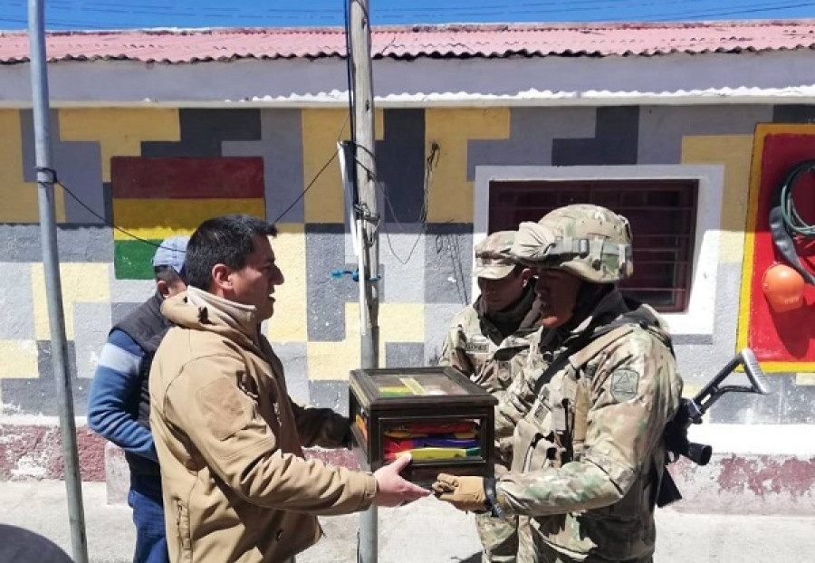 El ministro de Defensa, Javier Zabaleta, visitando un puesto militar fronterizo. Foto: Ministerio de Defensa de Bolivia.