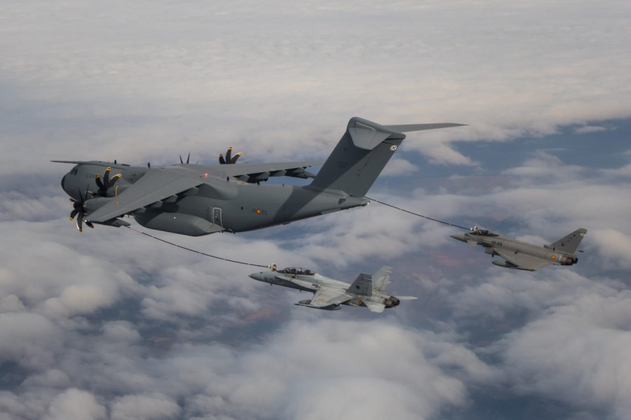 Reabastecimiento en vuelo de un A400M a un Eurofighter y F-18. Foto: Ejército del Aire