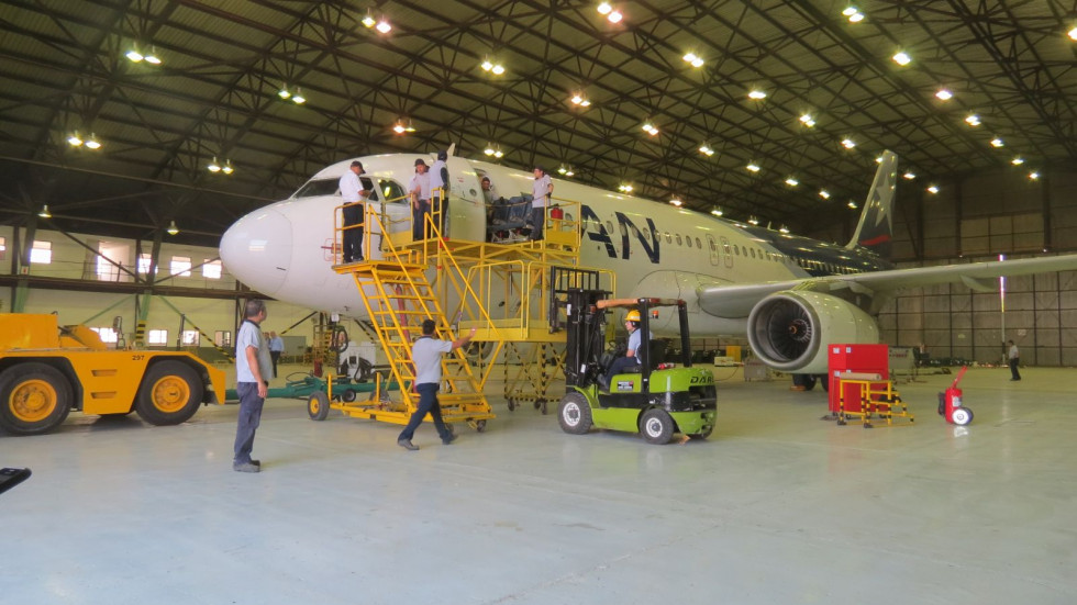 Un avión de Latam es reparado en FAdeA tras el acuerdo con Etihad. Foto: FAdeA