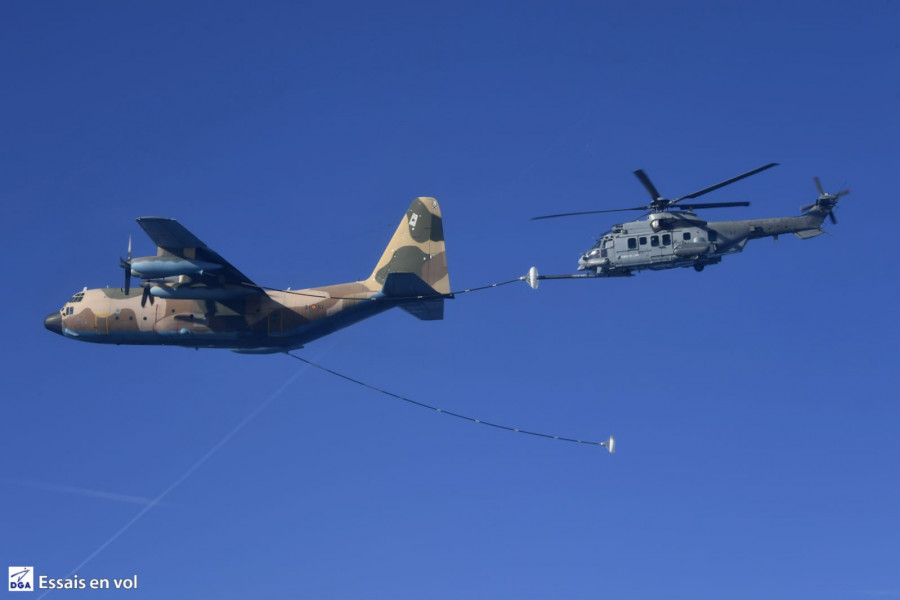 Hercules del Ejército del Aire reabastece en vuelo a un Caracal francés. Foto: DGA