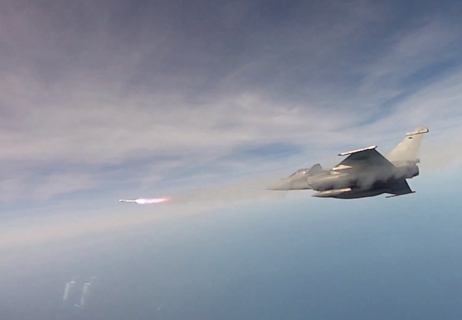 Caza Rafale lanzando un misil MICA. Foto: MBDA