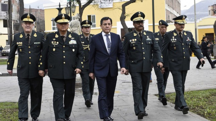 El general Lavalle a la derecha del exministro Mauro Medina y, a su izquierda, el saliente general Zubiate. Foto: Ministerio del Interior.
