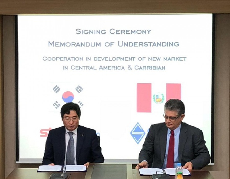 El gerente comercial de SIMA, Carlos de Izcue, firma en Seúl el contrato de cooperación con STX Offshore & Shipbuilding. Foto: SIMA Perú