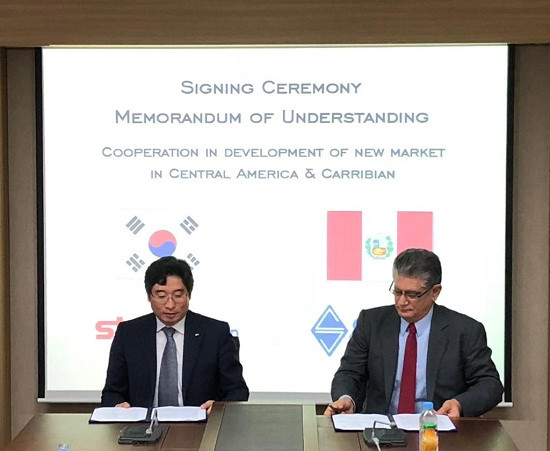 El gerente comercial de SIMA, Carlos de Izcue, firma en Seúl el contrato de cooperación con STX Offshore & Shipbuilding. Foto: SIMA Perú