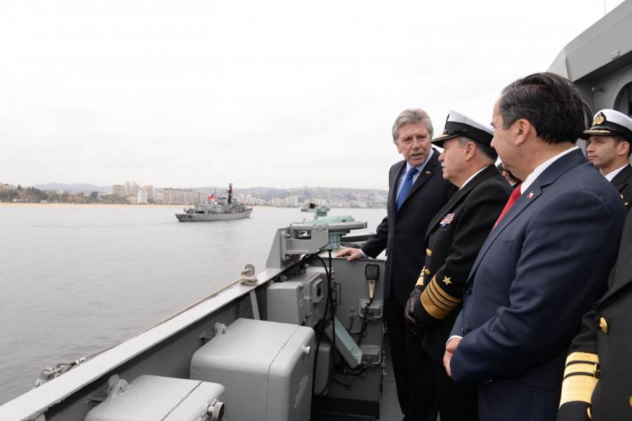 Alberto Espina observa el despliegue de unidades de la Revista Naval a bordo de la fragata FF-19 Almirante Williams Foto: Armada de Chile