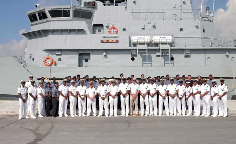 Tripulación del HMBS Bahamas´ P601 formada frente al buque, tras su arribo  a Coral Harbour. Foto: Royal Bahamas Defence Force.