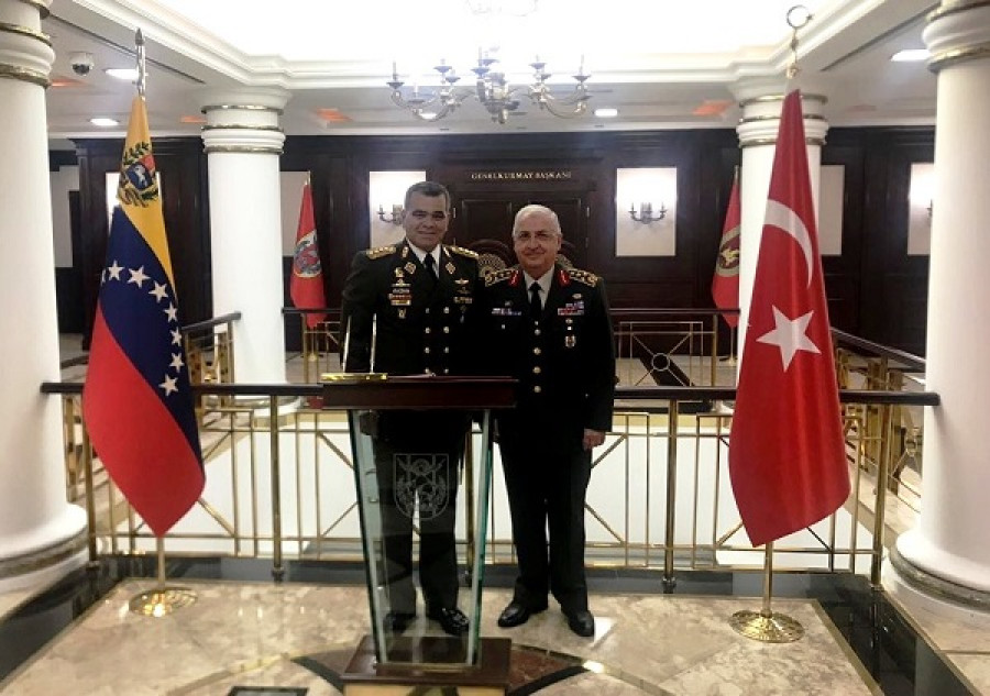 El ministro venezolano de Defensa y el jefe del Estado Mayor de las FFAA turcas. Foto: Ministerio del Poder Popular para la Defensa.
